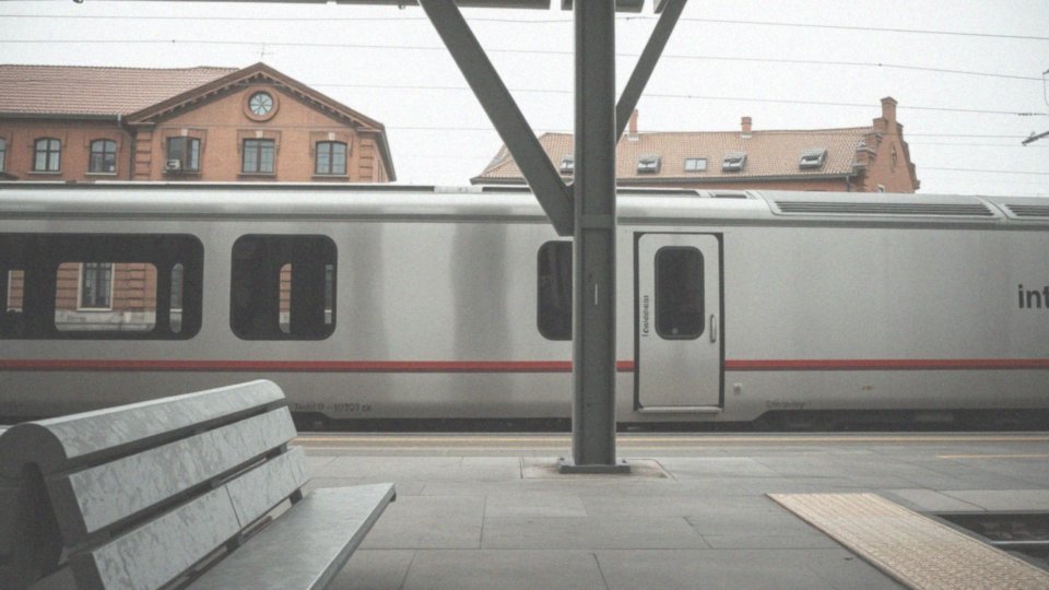 Jakie połączenia kolejowe są dostępne do Pragi?