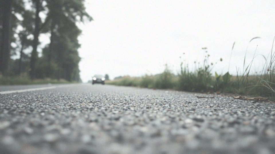 Jak rodzaj nawierzchni wpływa na dźwięki z pojazdu?