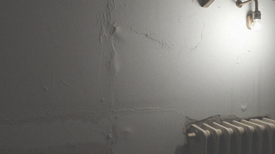 Jakie są zalety farby wapiennej w piwnicach?