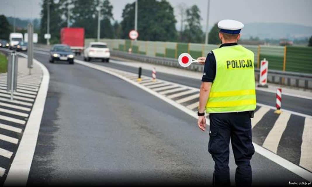 Uroczyste ślubowanie nowo przyjętych policjantów w Lipinkach